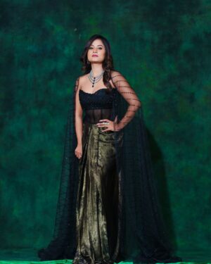 Anusha Rai Instagram - Try to be a Rainbow in someone’s cloud 🌈 
Pc : @arunkummar_portraits 
Styled by : @lepananagarajdesign 
Assist by : @aishwarya_25_offical 
Mua: @shubha_artistry 
Hair : @hair_by_poojashetty_ 
Jewels : @rentingstoli 
.
.
#anusharai #biggbossgrandfinale #biggboss #bbk11 #happiness #sandalwood #actress #cuteness #bliss #blacklove