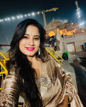 Anusha Rai Instagram - ನೂರಾರು ವರ್ಷಗಳ ಇತಿಹಾಸವಿರುವ ಅಯೋಧ್ಯ
ನಿನ್ನ ಬಿಟ್ಟು ಬದುಕೋದು ಭಾರತಕ್ಕೆ ಅಸಾಧ್ಯ
ನೀನೆ ಭರತಖಂಡದ ಶಕ್ತಿ
ನಿನ್ನ ಸನ್ನಿಧಿಯಲ್ಲಿ ಉಕ್ಕಿ ಹರಿಯುವುದು ಭಕ್ತಿ
ಶ್ರೀರಾಮನೇ ಹಿಂದೂ ಧರ್ಮದ ಅಸ್ತಿತ್ವ
ಆದ್ದರಿಂದಲೇ ಅಯೋಧ್ಯೆಗೆ ಸಿಕ್ಕಿದೆ ಮಹತ್ವ
ಅಯೋಧ್ಯೆಯ ಗೆಲುವು ಲಕ್ಷಾಂತರ ಸೇವಕರ ಹೋರಾಟದ ಫಲ
ಸದಾ ಇರುತ್ತದೆ ನೂರಾರು ಕೋಟಿ ಭಾರತೀಯರ ಬಲ
ಕಡೆಗೂ ಆಯ್ತು ಬಾಲರಾಮನ ದರ್ಶನ
ನಿನ್ನ ಕಾಣಲು ಕಾದು ನಿಂತಿತ್ತು ಕೋಟ್ಯಾಂತರ ಭಕ್ತಗಣ
ಆ ಜನಸಾಗರದ ನಡುವೆ ನನಗೆ ಕೊಟ್ಟೆಯಲ್ಲ ನಿನ್ನ ದರುಶನ
ನಿನ್ನನ್ನು ಕಂಡಿದ್ದು ನನ್ನ ಪುಣ್ಯ
ನಿನ್ನನ್ನು ಕಣ್ತುಂಬಿಕೊಂಡ ನಾನೇ ಧನ್ಯ
ರಾಮನ ಸನ್ನಿಧಿಯಲ್ಲಿ ಸಾರ್ಥಕವಾಯ್ತು ಜೀವನ
ಸೀತಾಪತಿಯ ಧ್ಯಾನದಲ್ಲಿ ಮಿಂದು
ಎದೆಯುಬ್ಬಿಸಿ ಹೇಳುವೆ ನಾನೊಬ್ಬಳು ಹಿಂದು🚩🏹
Saree : @makeoverwithnalina_ramesh 
Jewels : @bindushreejewelryhouse 
Thank you 
.
.
.
#srirama #anusharai #rama #rammandir #ayodyarammandir #mahakumbh #uttharpradesh #india #pride