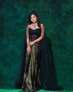 Anusha Rai Instagram - Try to be a Rainbow in someone’s cloud 🌈 
Pc : @arunkummar_portraits 
Styled by : @lepananagarajdesign 
Assist by : @aishwarya_25_offical 
Mua: @shubha_artistry 
Hair : @hair_by_poojashetty_ 
Jewels : @rentingstoli 
.
.
#anusharai #biggbossgrandfinale #biggboss #bbk11 #happiness #sandalwood #actress #cuteness #bliss #blacklove