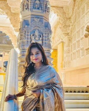 Anusha Rai Instagram - ನೂರಾರು ವರ್ಷಗಳ ಇತಿಹಾಸವಿರುವ ಅಯೋಧ್ಯ
ನಿನ್ನ ಬಿಟ್ಟು ಬದುಕೋದು ಭಾರತಕ್ಕೆ ಅಸಾಧ್ಯ
ನೀನೆ ಭರತಖಂಡದ ಶಕ್ತಿ
ನಿನ್ನ ಸನ್ನಿಧಿಯಲ್ಲಿ ಉಕ್ಕಿ ಹರಿಯುವುದು ಭಕ್ತಿ
ಶ್ರೀರಾಮನೇ ಹಿಂದೂ ಧರ್ಮದ ಅಸ್ತಿತ್ವ
ಆದ್ದರಿಂದಲೇ ಅಯೋಧ್ಯೆಗೆ ಸಿಕ್ಕಿದೆ ಮಹತ್ವ
ಅಯೋಧ್ಯೆಯ ಗೆಲುವು ಲಕ್ಷಾಂತರ ಸೇವಕರ ಹೋರಾಟದ ಫಲ
ಸದಾ ಇರುತ್ತದೆ ನೂರಾರು ಕೋಟಿ ಭಾರತೀಯರ ಬಲ
ಕಡೆಗೂ ಆಯ್ತು ಬಾಲರಾಮನ ದರ್ಶನ
ನಿನ್ನ ಕಾಣಲು ಕಾದು ನಿಂತಿತ್ತು ಕೋಟ್ಯಾಂತರ ಭಕ್ತಗಣ
ಆ ಜನಸಾಗರದ ನಡುವೆ ನನಗೆ ಕೊಟ್ಟೆಯಲ್ಲ ನಿನ್ನ ದರುಶನ
ನಿನ್ನನ್ನು ಕಂಡಿದ್ದು ನನ್ನ ಪುಣ್ಯ
ನಿನ್ನನ್ನು ಕಣ್ತುಂಬಿಕೊಂಡ ನಾನೇ ಧನ್ಯ
ರಾಮನ ಸನ್ನಿಧಿಯಲ್ಲಿ ಸಾರ್ಥಕವಾಯ್ತು ಜೀವನ
ಸೀತಾಪತಿಯ ಧ್ಯಾನದಲ್ಲಿ ಮಿಂದು
ಎದೆಯುಬ್ಬಿಸಿ ಹೇಳುವೆ ನಾನೊಬ್ಬಳು ಹಿಂದು🚩🏹
Saree : @makeoverwithnalina_ramesh 
Jewels : @bindushreejewelryhouse 
Thank you 
.
.
.
#srirama #anusharai #rama #rammandir #ayodyarammandir #mahakumbh #uttharpradesh #india #pride