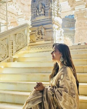Anusha Rai Instagram - ನೂರಾರು ವರ್ಷಗಳ ಇತಿಹಾಸವಿರುವ ಅಯೋಧ್ಯ
ನಿನ್ನ ಬಿಟ್ಟು ಬದುಕೋದು ಭಾರತಕ್ಕೆ ಅಸಾಧ್ಯ
ನೀನೆ ಭರತಖಂಡದ ಶಕ್ತಿ
ನಿನ್ನ ಸನ್ನಿಧಿಯಲ್ಲಿ ಉಕ್ಕಿ ಹರಿಯುವುದು ಭಕ್ತಿ
ಶ್ರೀರಾಮನೇ ಹಿಂದೂ ಧರ್ಮದ ಅಸ್ತಿತ್ವ
ಆದ್ದರಿಂದಲೇ ಅಯೋಧ್ಯೆಗೆ ಸಿಕ್ಕಿದೆ ಮಹತ್ವ
ಅಯೋಧ್ಯೆಯ ಗೆಲುವು ಲಕ್ಷಾಂತರ ಸೇವಕರ ಹೋರಾಟದ ಫಲ
ಸದಾ ಇರುತ್ತದೆ ನೂರಾರು ಕೋಟಿ ಭಾರತೀಯರ ಬಲ
ಕಡೆಗೂ ಆಯ್ತು ಬಾಲರಾಮನ ದರ್ಶನ
ನಿನ್ನ ಕಾಣಲು ಕಾದು ನಿಂತಿತ್ತು ಕೋಟ್ಯಾಂತರ ಭಕ್ತಗಣ
ಆ ಜನಸಾಗರದ ನಡುವೆ ನನಗೆ ಕೊಟ್ಟೆಯಲ್ಲ ನಿನ್ನ ದರುಶನ
ನಿನ್ನನ್ನು ಕಂಡಿದ್ದು ನನ್ನ ಪುಣ್ಯ
ನಿನ್ನನ್ನು ಕಣ್ತುಂಬಿಕೊಂಡ ನಾನೇ ಧನ್ಯ
ರಾಮನ ಸನ್ನಿಧಿಯಲ್ಲಿ ಸಾರ್ಥಕವಾಯ್ತು ಜೀವನ
ಸೀತಾಪತಿಯ ಧ್ಯಾನದಲ್ಲಿ ಮಿಂದು
ಎದೆಯುಬ್ಬಿಸಿ ಹೇಳುವೆ ನಾನೊಬ್ಬಳು ಹಿಂದು🚩🏹
Saree : @makeoverwithnalina_ramesh 
Jewels : @bindushreejewelryhouse 
Thank you 
.
.
.
#srirama #anusharai #rama #rammandir #ayodyarammandir #mahakumbh #uttharpradesh #india #pride