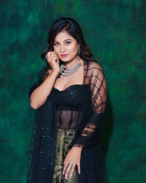 Anusha Rai Instagram - Try to be a Rainbow in someone’s cloud 🌈 
Pc : @arunkummar_portraits 
Styled by : @lepananagarajdesign 
Assist by : @aishwarya_25_offical 
Mua: @shubha_artistry 
Hair : @hair_by_poojashetty_ 
Jewels : @rentingstoli 
.
.
#anusharai #biggbossgrandfinale #biggboss #bbk11 #happiness #sandalwood #actress #cuteness #bliss #blacklove