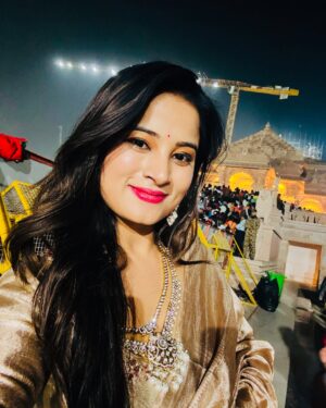 Anusha Rai Instagram - ನೂರಾರು ವರ್ಷಗಳ ಇತಿಹಾಸವಿರುವ ಅಯೋಧ್ಯ
ನಿನ್ನ ಬಿಟ್ಟು ಬದುಕೋದು ಭಾರತಕ್ಕೆ ಅಸಾಧ್ಯ
ನೀನೆ ಭರತಖಂಡದ ಶಕ್ತಿ
ನಿನ್ನ ಸನ್ನಿಧಿಯಲ್ಲಿ ಉಕ್ಕಿ ಹರಿಯುವುದು ಭಕ್ತಿ
ಶ್ರೀರಾಮನೇ ಹಿಂದೂ ಧರ್ಮದ ಅಸ್ತಿತ್ವ
ಆದ್ದರಿಂದಲೇ ಅಯೋಧ್ಯೆಗೆ ಸಿಕ್ಕಿದೆ ಮಹತ್ವ
ಅಯೋಧ್ಯೆಯ ಗೆಲುವು ಲಕ್ಷಾಂತರ ಸೇವಕರ ಹೋರಾಟದ ಫಲ
ಸದಾ ಇರುತ್ತದೆ ನೂರಾರು ಕೋಟಿ ಭಾರತೀಯರ ಬಲ
ಕಡೆಗೂ ಆಯ್ತು ಬಾಲರಾಮನ ದರ್ಶನ
ನಿನ್ನ ಕಾಣಲು ಕಾದು ನಿಂತಿತ್ತು ಕೋಟ್ಯಾಂತರ ಭಕ್ತಗಣ
ಆ ಜನಸಾಗರದ ನಡುವೆ ನನಗೆ ಕೊಟ್ಟೆಯಲ್ಲ ನಿನ್ನ ದರುಶನ
ನಿನ್ನನ್ನು ಕಂಡಿದ್ದು ನನ್ನ ಪುಣ್ಯ
ನಿನ್ನನ್ನು ಕಣ್ತುಂಬಿಕೊಂಡ ನಾನೇ ಧನ್ಯ
ರಾಮನ ಸನ್ನಿಧಿಯಲ್ಲಿ ಸಾರ್ಥಕವಾಯ್ತು ಜೀವನ
ಸೀತಾಪತಿಯ ಧ್ಯಾನದಲ್ಲಿ ಮಿಂದು
ಎದೆಯುಬ್ಬಿಸಿ ಹೇಳುವೆ ನಾನೊಬ್ಬಳು ಹಿಂದು🚩🏹
Saree : @makeoverwithnalina_ramesh 
Jewels : @bindushreejewelryhouse 
Thank you 
.
.
.
#srirama #anusharai #rama #rammandir #ayodyarammandir #mahakumbh #uttharpradesh #india #pride