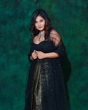 Anusha Rai Instagram - Try to be a Rainbow in someone’s cloud 🌈 
Pc : @arunkummar_portraits 
Styled by : @lepananagarajdesign 
Assist by : @aishwarya_25_offical 
Mua: @shubha_artistry 
Hair : @hair_by_poojashetty_ 
Jewels : @rentingstoli 
.
.
#anusharai #biggbossgrandfinale #biggboss #bbk11 #happiness #sandalwood #actress #cuteness #bliss #blacklove