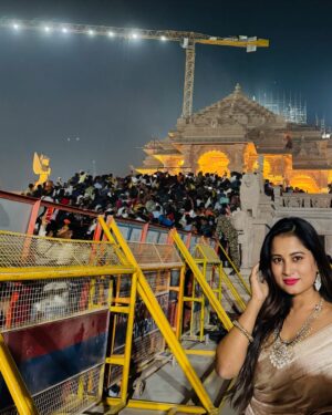 Anusha Rai Instagram - ನೂರಾರು ವರ್ಷಗಳ ಇತಿಹಾಸವಿರುವ ಅಯೋಧ್ಯ
ನಿನ್ನ ಬಿಟ್ಟು ಬದುಕೋದು ಭಾರತಕ್ಕೆ ಅಸಾಧ್ಯ
ನೀನೆ ಭರತಖಂಡದ ಶಕ್ತಿ
ನಿನ್ನ ಸನ್ನಿಧಿಯಲ್ಲಿ ಉಕ್ಕಿ ಹರಿಯುವುದು ಭಕ್ತಿ
ಶ್ರೀರಾಮನೇ ಹಿಂದೂ ಧರ್ಮದ ಅಸ್ತಿತ್ವ
ಆದ್ದರಿಂದಲೇ ಅಯೋಧ್ಯೆಗೆ ಸಿಕ್ಕಿದೆ ಮಹತ್ವ
ಅಯೋಧ್ಯೆಯ ಗೆಲುವು ಲಕ್ಷಾಂತರ ಸೇವಕರ ಹೋರಾಟದ ಫಲ
ಸದಾ ಇರುತ್ತದೆ ನೂರಾರು ಕೋಟಿ ಭಾರತೀಯರ ಬಲ
ಕಡೆಗೂ ಆಯ್ತು ಬಾಲರಾಮನ ದರ್ಶನ
ನಿನ್ನ ಕಾಣಲು ಕಾದು ನಿಂತಿತ್ತು ಕೋಟ್ಯಾಂತರ ಭಕ್ತಗಣ
ಆ ಜನಸಾಗರದ ನಡುವೆ ನನಗೆ ಕೊಟ್ಟೆಯಲ್ಲ ನಿನ್ನ ದರುಶನ
ನಿನ್ನನ್ನು ಕಂಡಿದ್ದು ನನ್ನ ಪುಣ್ಯ
ನಿನ್ನನ್ನು ಕಣ್ತುಂಬಿಕೊಂಡ ನಾನೇ ಧನ್ಯ
ರಾಮನ ಸನ್ನಿಧಿಯಲ್ಲಿ ಸಾರ್ಥಕವಾಯ್ತು ಜೀವನ
ಸೀತಾಪತಿಯ ಧ್ಯಾನದಲ್ಲಿ ಮಿಂದು
ಎದೆಯುಬ್ಬಿಸಿ ಹೇಳುವೆ ನಾನೊಬ್ಬಳು ಹಿಂದು🚩🏹
Saree : @makeoverwithnalina_ramesh 
Jewels : @bindushreejewelryhouse 
Thank you 
.
.
.
#srirama #anusharai #rama #rammandir #ayodyarammandir #mahakumbh #uttharpradesh #india #pride