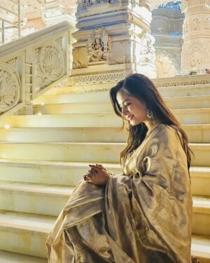 Anusha Rai Instagram - ನೂರಾರು ವರ್ಷಗಳ ಇತಿಹಾಸವಿರುವ ಅಯೋಧ್ಯ
ನಿನ್ನ ಬಿಟ್ಟು ಬದುಕೋದು ಭಾರತಕ್ಕೆ ಅಸಾಧ್ಯ
ನೀನೆ ಭರತಖಂಡದ ಶಕ್ತಿ
ನಿನ್ನ ಸನ್ನಿಧಿಯಲ್ಲಿ ಉಕ್ಕಿ ಹರಿಯುವುದು ಭಕ್ತಿ
ಶ್ರೀರಾಮನೇ ಹಿಂದೂ ಧರ್ಮದ ಅಸ್ತಿತ್ವ
ಆದ್ದರಿಂದಲೇ ಅಯೋಧ್ಯೆಗೆ ಸಿಕ್ಕಿದೆ ಮಹತ್ವ
ಅಯೋಧ್ಯೆಯ ಗೆಲುವು ಲಕ್ಷಾಂತರ ಸೇವಕರ ಹೋರಾಟದ ಫಲ
ಸದಾ ಇರುತ್ತದೆ ನೂರಾರು ಕೋಟಿ ಭಾರತೀಯರ ಬಲ
ಕಡೆಗೂ ಆಯ್ತು ಬಾಲರಾಮನ ದರ್ಶನ
ನಿನ್ನ ಕಾಣಲು ಕಾದು ನಿಂತಿತ್ತು ಕೋಟ್ಯಾಂತರ ಭಕ್ತಗಣ
ಆ ಜನಸಾಗರದ ನಡುವೆ ನನಗೆ ಕೊಟ್ಟೆಯಲ್ಲ ನಿನ್ನ ದರುಶನ
ನಿನ್ನನ್ನು ಕಂಡಿದ್ದು ನನ್ನ ಪುಣ್ಯ
ನಿನ್ನನ್ನು ಕಣ್ತುಂಬಿಕೊಂಡ ನಾನೇ ಧನ್ಯ
ರಾಮನ ಸನ್ನಿಧಿಯಲ್ಲಿ ಸಾರ್ಥಕವಾಯ್ತು ಜೀವನ
ಸೀತಾಪತಿಯ ಧ್ಯಾನದಲ್ಲಿ ಮಿಂದು
ಎದೆಯುಬ್ಬಿಸಿ ಹೇಳುವೆ ನಾನೊಬ್ಬಳು ಹಿಂದು🚩🏹
Saree : @makeoverwithnalina_ramesh 
Jewels : @bindushreejewelryhouse 
Thank you 
.
.
.
#srirama #anusharai #rama #rammandir #ayodyarammandir #mahakumbh #uttharpradesh #india #pride