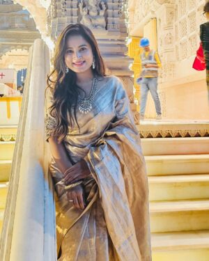 Anusha Rai Instagram - ನೂರಾರು ವರ್ಷಗಳ ಇತಿಹಾಸವಿರುವ ಅಯೋಧ್ಯ
ನಿನ್ನ ಬಿಟ್ಟು ಬದುಕೋದು ಭಾರತಕ್ಕೆ ಅಸಾಧ್ಯ
ನೀನೆ ಭರತಖಂಡದ ಶಕ್ತಿ
ನಿನ್ನ ಸನ್ನಿಧಿಯಲ್ಲಿ ಉಕ್ಕಿ ಹರಿಯುವುದು ಭಕ್ತಿ
ಶ್ರೀರಾಮನೇ ಹಿಂದೂ ಧರ್ಮದ ಅಸ್ತಿತ್ವ
ಆದ್ದರಿಂದಲೇ ಅಯೋಧ್ಯೆಗೆ ಸಿಕ್ಕಿದೆ ಮಹತ್ವ
ಅಯೋಧ್ಯೆಯ ಗೆಲುವು ಲಕ್ಷಾಂತರ ಸೇವಕರ ಹೋರಾಟದ ಫಲ
ಸದಾ ಇರುತ್ತದೆ ನೂರಾರು ಕೋಟಿ ಭಾರತೀಯರ ಬಲ
ಕಡೆಗೂ ಆಯ್ತು ಬಾಲರಾಮನ ದರ್ಶನ
ನಿನ್ನ ಕಾಣಲು ಕಾದು ನಿಂತಿತ್ತು ಕೋಟ್ಯಾಂತರ ಭಕ್ತಗಣ
ಆ ಜನಸಾಗರದ ನಡುವೆ ನನಗೆ ಕೊಟ್ಟೆಯಲ್ಲ ನಿನ್ನ ದರುಶನ
ನಿನ್ನನ್ನು ಕಂಡಿದ್ದು ನನ್ನ ಪುಣ್ಯ
ನಿನ್ನನ್ನು ಕಣ್ತುಂಬಿಕೊಂಡ ನಾನೇ ಧನ್ಯ
ರಾಮನ ಸನ್ನಿಧಿಯಲ್ಲಿ ಸಾರ್ಥಕವಾಯ್ತು ಜೀವನ
ಸೀತಾಪತಿಯ ಧ್ಯಾನದಲ್ಲಿ ಮಿಂದು
ಎದೆಯುಬ್ಬಿಸಿ ಹೇಳುವೆ ನಾನೊಬ್ಬಳು ಹಿಂದು🚩🏹
Saree : @makeoverwithnalina_ramesh 
Jewels : @bindushreejewelryhouse 
Thank you 
.
.
.
#srirama #anusharai #rama #rammandir #ayodyarammandir #mahakumbh #uttharpradesh #india #pride