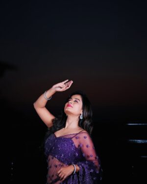 Anusha Rai Instagram - 💜🌟
Mua : @makeoverwith_punya_sujith 
Pc : @_rg__photography__ 
Styling : @chandangowda_official 
Hair ; @makeoverwithnalina_ramesh 
Jewels : @rentmyjewels 
.
.
.
#anusharai #purple #star #daali #reception #wedding #dhananjaydhanyata #mysore