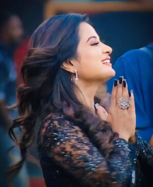 Anusha Rai Instagram - ನನ್ನ ಬಿಗ್ ಬಾಸ್ ಅಧ್ಯಾಯದಲ್ಲಿ ಕಳೆದ ಸುಂದರವಾದ  ಕ್ಷಣಗಳನ್ನು ಮತ್ತೆ ಮೆಲಕು ಹಾಕಲು ಅವಕಾಶ  ಮಾಡಿಕೊಟ್ಟಿದಕ್ಕೆ ಕಲರ್ಸ್ ಕನ್ನಡ ವಾಹಿನಿಗೆ ಧನ್ಯವಾದಗಳು, ಮನೆಯಲ್ಲಿ ಎಲ್ಲಾ ಸ್ನೇಹಿತರ ಜೊತೆ ಮತ್ತೆ ಸಮಯ ಕಳೆದದ್ದು ಬಹಳ ಖುಶಿ ಕೊಟ್ಟಿದೆ, BIGG BOSS ಮನೆ ಬಹಳಷ್ಟು ತಿಳಿಸಿಕೊಟ್ಟಿದೆ, ಕೊನೆಯ ಬಾರಿ BB ಮನೆಗೆ ವಿದಾಯ ಹೇಳುವಾಗ ಸ್ವಲ್ಪ ಕಷ್ಟ ಆಯ್ತು, ಕರ್ನಾಟಕ ಜನತೆಯು ಪ್ರೀತಿ ಕೊಟ್ಟು ನನ್ನ ನಿಮ್ಮ ಮನೆ ಮಗಳಾಗಿ ನೋಡಿದ್ದೀರಾ, ಇದೆಲ್ಲಕ್ಕೂ ಸದಾ ಚಿರಋಣಿಯಾಗಿರುತ್ತೆ
 ನಿಮ್ಮ ಮನೆಮಗಳು ಅನುಷಾ ರೈ 🙏🏻💐
Pic : @thenameisrockey 
Styling : @chandangowda_official 
Makeup : @makeover_by_varshini_dt 
Outfit: @rentyourlook_by_chandangowda