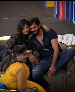 Anusha Rai Instagram - ನನ್ನ ಬಿಗ್ ಬಾಸ್ ಅಧ್ಯಾಯದಲ್ಲಿ ಕಳೆದ ಸುಂದರವಾದ  ಕ್ಷಣಗಳನ್ನು ಮತ್ತೆ ಮೆಲಕು ಹಾಕಲು ಅವಕಾಶ  ಮಾಡಿಕೊಟ್ಟಿದಕ್ಕೆ ಕಲರ್ಸ್ ಕನ್ನಡ ವಾಹಿನಿಗೆ ಧನ್ಯವಾದಗಳು, ಮನೆಯಲ್ಲಿ ಎಲ್ಲಾ ಸ್ನೇಹಿತರ ಜೊತೆ ಮತ್ತೆ ಸಮಯ ಕಳೆದದ್ದು ಬಹಳ ಖುಶಿ ಕೊಟ್ಟಿದೆ, BIGG BOSS ಮನೆ ಬಹಳಷ್ಟು ತಿಳಿಸಿಕೊಟ್ಟಿದೆ, ಕೊನೆಯ ಬಾರಿ BB ಮನೆಗೆ ವಿದಾಯ ಹೇಳುವಾಗ ಸ್ವಲ್ಪ ಕಷ್ಟ ಆಯ್ತು, ಕರ್ನಾಟಕ ಜನತೆಯು ಪ್ರೀತಿ ಕೊಟ್ಟು ನನ್ನ ನಿಮ್ಮ ಮನೆ ಮಗಳಾಗಿ ನೋಡಿದ್ದೀರಾ, ಇದೆಲ್ಲಕ್ಕೂ ಸದಾ ಚಿರಋಣಿಯಾಗಿರುತ್ತೆ
 ನಿಮ್ಮ ಮನೆಮಗಳು ಅನುಷಾ ರೈ 🙏🏻💐
Pic : @thenameisrockey 
Styling : @chandangowda_official 
Makeup : @makeover_by_varshini_dt 
Outfit: @rentyourlook_by_chandangowda