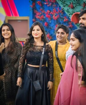 Anusha Rai Instagram - ನನ್ನ ಬಿಗ್ ಬಾಸ್ ಅಧ್ಯಾಯದಲ್ಲಿ ಕಳೆದ ಸುಂದರವಾದ  ಕ್ಷಣಗಳನ್ನು ಮತ್ತೆ ಮೆಲಕು ಹಾಕಲು ಅವಕಾಶ  ಮಾಡಿಕೊಟ್ಟಿದಕ್ಕೆ ಕಲರ್ಸ್ ಕನ್ನಡ ವಾಹಿನಿಗೆ ಧನ್ಯವಾದಗಳು, ಮನೆಯಲ್ಲಿ ಎಲ್ಲಾ ಸ್ನೇಹಿತರ ಜೊತೆ ಮತ್ತೆ ಸಮಯ ಕಳೆದದ್ದು ಬಹಳ ಖುಶಿ ಕೊಟ್ಟಿದೆ, BIGG BOSS ಮನೆ ಬಹಳಷ್ಟು ತಿಳಿಸಿಕೊಟ್ಟಿದೆ, ಕೊನೆಯ ಬಾರಿ BB ಮನೆಗೆ ವಿದಾಯ ಹೇಳುವಾಗ ಸ್ವಲ್ಪ ಕಷ್ಟ ಆಯ್ತು, ಕರ್ನಾಟಕ ಜನತೆಯು ಪ್ರೀತಿ ಕೊಟ್ಟು ನನ್ನ ನಿಮ್ಮ ಮನೆ ಮಗಳಾಗಿ ನೋಡಿದ್ದೀರಾ, ಇದೆಲ್ಲಕ್ಕೂ ಸದಾ ಚಿರಋಣಿಯಾಗಿರುತ್ತೆ
 ನಿಮ್ಮ ಮನೆಮಗಳು ಅನುಷಾ ರೈ 🙏🏻💐
Pic : @thenameisrockey 
Styling : @chandangowda_official 
Makeup : @makeover_by_varshini_dt 
Outfit: @rentyourlook_by_chandangowda