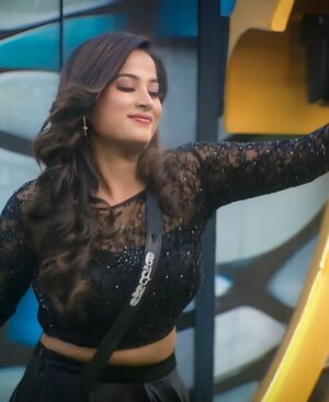 Anusha Rai Instagram - ನನ್ನ ಬಿಗ್ ಬಾಸ್ ಅಧ್ಯಾಯದಲ್ಲಿ ಕಳೆದ ಸುಂದರವಾದ  ಕ್ಷಣಗಳನ್ನು ಮತ್ತೆ ಮೆಲಕು ಹಾಕಲು ಅವಕಾಶ  ಮಾಡಿಕೊಟ್ಟಿದಕ್ಕೆ ಕಲರ್ಸ್ ಕನ್ನಡ ವಾಹಿನಿಗೆ ಧನ್ಯವಾದಗಳು, ಮನೆಯಲ್ಲಿ ಎಲ್ಲಾ ಸ್ನೇಹಿತರ ಜೊತೆ ಮತ್ತೆ ಸಮಯ ಕಳೆದದ್ದು ಬಹಳ ಖುಶಿ ಕೊಟ್ಟಿದೆ, BIGG BOSS ಮನೆ ಬಹಳಷ್ಟು ತಿಳಿಸಿಕೊಟ್ಟಿದೆ, ಕೊನೆಯ ಬಾರಿ BB ಮನೆಗೆ ವಿದಾಯ ಹೇಳುವಾಗ ಸ್ವಲ್ಪ ಕಷ್ಟ ಆಯ್ತು, ಕರ್ನಾಟಕ ಜನತೆಯು ಪ್ರೀತಿ ಕೊಟ್ಟು ನನ್ನ ನಿಮ್ಮ ಮನೆ ಮಗಳಾಗಿ ನೋಡಿದ್ದೀರಾ, ಇದೆಲ್ಲಕ್ಕೂ ಸದಾ ಚಿರಋಣಿಯಾಗಿರುತ್ತೆ
 ನಿಮ್ಮ ಮನೆಮಗಳು ಅನುಷಾ ರೈ 🙏🏻💐
Pic : @thenameisrockey 
Styling : @chandangowda_official 
Makeup : @makeover_by_varshini_dt 
Outfit: @rentyourlook_by_chandangowda