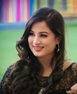 Anusha Rai Instagram - ನನ್ನ ಬಿಗ್ ಬಾಸ್ ಅಧ್ಯಾಯದಲ್ಲಿ ಕಳೆದ ಸುಂದರವಾದ  ಕ್ಷಣಗಳನ್ನು ಮತ್ತೆ ಮೆಲಕು ಹಾಕಲು ಅವಕಾಶ  ಮಾಡಿಕೊಟ್ಟಿದಕ್ಕೆ ಕಲರ್ಸ್ ಕನ್ನಡ ವಾಹಿನಿಗೆ ಧನ್ಯವಾದಗಳು, ಮನೆಯಲ್ಲಿ ಎಲ್ಲಾ ಸ್ನೇಹಿತರ ಜೊತೆ ಮತ್ತೆ ಸಮಯ ಕಳೆದದ್ದು ಬಹಳ ಖುಶಿ ಕೊಟ್ಟಿದೆ, BIGG BOSS ಮನೆ ಬಹಳಷ್ಟು ತಿಳಿಸಿಕೊಟ್ಟಿದೆ, ಕೊನೆಯ ಬಾರಿ BB ಮನೆಗೆ ವಿದಾಯ ಹೇಳುವಾಗ ಸ್ವಲ್ಪ ಕಷ್ಟ ಆಯ್ತು, ಕರ್ನಾಟಕ ಜನತೆಯು ಪ್ರೀತಿ ಕೊಟ್ಟು ನನ್ನ ನಿಮ್ಮ ಮನೆ ಮಗಳಾಗಿ ನೋಡಿದ್ದೀರಾ, ಇದೆಲ್ಲಕ್ಕೂ ಸದಾ ಚಿರಋಣಿಯಾಗಿರುತ್ತೆ
 ನಿಮ್ಮ ಮನೆಮಗಳು ಅನುಷಾ ರೈ 🙏🏻💐
Pic : @thenameisrockey 
Styling : @chandangowda_official 
Makeup : @makeover_by_varshini_dt 
Outfit: @rentyourlook_by_chandangowda
