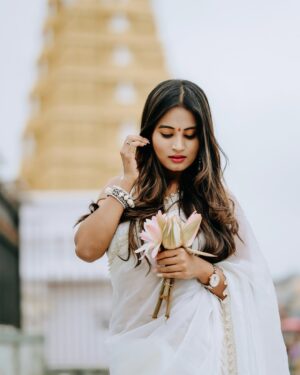Anusha Rai Instagram - This pictures for my loves🤍 Who loves to see me in saree 🥰 
Happy Friday 🙏🏻
Pc : @_hba_photography 💐
.
.
#anusharai #sareelove #chamundeshwari #chamundihills #blessings