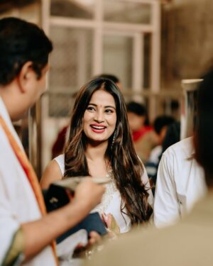 Anusha Rai Instagram - This pictures for my loves🤍 Who loves to see me in saree 🥰 
Happy Friday 🙏🏻
Pc : @_hba_photography 💐
.
.
#anusharai #sareelove #chamundeshwari #chamundihills #blessings