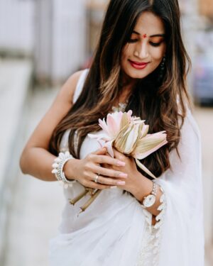 Anusha Rai Instagram - This pictures for my loves🤍 Who loves to see me in saree 🥰 
Happy Friday 🙏🏻
Pc : @_hba_photography 💐
.
.
#anusharai #sareelove #chamundeshwari #chamundihills #blessings