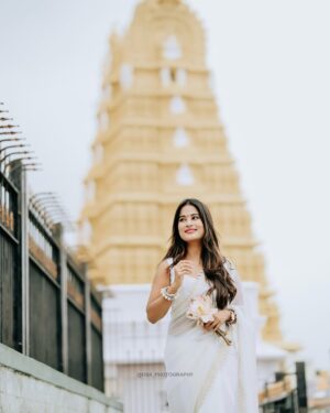 Anusha Rai Instagram - This pictures for my loves🤍 Who loves to see me in saree 🥰 
Happy Friday 🙏🏻
Pc : @_hba_photography 💐
.
.
#anusharai #sareelove #chamundeshwari #chamundihills #blessings