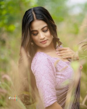 Anusha Rai Instagram - ಎಲ್ಲಾ ಸ್ನೇಹಿತರಿಗೆ, ಹಿರಿಯರಿಗೆ, ಗುರುಗಳಿಗೆ...
*ಮಕರ ಸಂಕ್ರಾಂತಿ ಹಬ್ಬದ ಹಾರ್ದಿಕ ಶುಭಾಶಯಗಳು* ಸಂಕ್ರಾಂತಿ ಎಲ್ಲರ ಕಷ್ಟಗಳನ್ನುದೂರವಾಗಿಸಲಿ, ಸುಖ , ಸಮೃದ್ಧಿಯ ಸುಗ್ಗಿ ಪ್ರತಿ ಮನೆ - ಮನ ತುಂಬಲಿ ನಿಮಗೆ ಮತ್ತು ನಿಮ್ಮ ಕುಟುಂಬದವರಿಗೆ ಸಂತೋಷ ನೆಮ್ಮದಿ ಹಾಗೂ ಸಕಲ ಐಶ್ವರ್ಯವನ್ನು ಕರುಣಿಸಲಿ,
ನವಚೈತನ್ಯವನ್ನು ತರಲೆಂದು 
ಪ್ರಾರ್ಥಿಸುತ್ತೇವೆ...
Happy Sankranthi to everyone 💐💐💐
Pc : @rainbow_photography_official 
Makeup : @deepikamakeupandhair 
Hair : @artistry_by_pushpa 
Outfit : @kalpanika_designer_studio 
#anushrai #sankranti #sankratispecial #2025 #pongal #happy #saree