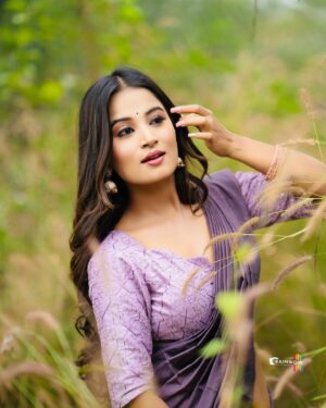 Anusha Rai Instagram - ಎಲ್ಲಾ ಸ್ನೇಹಿತರಿಗೆ, ಹಿರಿಯರಿಗೆ, ಗುರುಗಳಿಗೆ...
*ಮಕರ ಸಂಕ್ರಾಂತಿ ಹಬ್ಬದ ಹಾರ್ದಿಕ ಶುಭಾಶಯಗಳು* ಸಂಕ್ರಾಂತಿ ಎಲ್ಲರ ಕಷ್ಟಗಳನ್ನುದೂರವಾಗಿಸಲಿ, ಸುಖ , ಸಮೃದ್ಧಿಯ ಸುಗ್ಗಿ ಪ್ರತಿ ಮನೆ - ಮನ ತುಂಬಲಿ ನಿಮಗೆ ಮತ್ತು ನಿಮ್ಮ ಕುಟುಂಬದವರಿಗೆ ಸಂತೋಷ ನೆಮ್ಮದಿ ಹಾಗೂ ಸಕಲ ಐಶ್ವರ್ಯವನ್ನು ಕರುಣಿಸಲಿ,
ನವಚೈತನ್ಯವನ್ನು ತರಲೆಂದು 
ಪ್ರಾರ್ಥಿಸುತ್ತೇವೆ...
Happy Sankranthi to everyone 💐💐💐
Pc : @rainbow_photography_official 
Makeup : @deepikamakeupandhair 
Hair : @artistry_by_pushpa 
Outfit : @kalpanika_designer_studio 
#anushrai #sankranti #sankratispecial #2025 #pongal #happy #saree