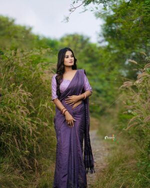 Anusha Rai Instagram - ಎಲ್ಲಾ ಸ್ನೇಹಿತರಿಗೆ, ಹಿರಿಯರಿಗೆ, ಗುರುಗಳಿಗೆ...
*ಮಕರ ಸಂಕ್ರಾಂತಿ ಹಬ್ಬದ ಹಾರ್ದಿಕ ಶುಭಾಶಯಗಳು* ಸಂಕ್ರಾಂತಿ ಎಲ್ಲರ ಕಷ್ಟಗಳನ್ನುದೂರವಾಗಿಸಲಿ, ಸುಖ , ಸಮೃದ್ಧಿಯ ಸುಗ್ಗಿ ಪ್ರತಿ ಮನೆ - ಮನ ತುಂಬಲಿ ನಿಮಗೆ ಮತ್ತು ನಿಮ್ಮ ಕುಟುಂಬದವರಿಗೆ ಸಂತೋಷ ನೆಮ್ಮದಿ ಹಾಗೂ ಸಕಲ ಐಶ್ವರ್ಯವನ್ನು ಕರುಣಿಸಲಿ,
ನವಚೈತನ್ಯವನ್ನು ತರಲೆಂದು 
ಪ್ರಾರ್ಥಿಸುತ್ತೇವೆ...
Happy Sankranthi to everyone 💐💐💐
Pc : @rainbow_photography_official 
Makeup : @deepikamakeupandhair 
Hair : @artistry_by_pushpa 
Outfit : @kalpanika_designer_studio 
#anushrai #sankranti #sankratispecial #2025 #pongal #happy #saree