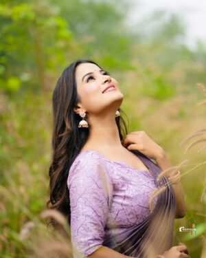 Anusha Rai Instagram - ಎಲ್ಲಾ ಸ್ನೇಹಿತರಿಗೆ, ಹಿರಿಯರಿಗೆ, ಗುರುಗಳಿಗೆ...
*ಮಕರ ಸಂಕ್ರಾಂತಿ ಹಬ್ಬದ ಹಾರ್ದಿಕ ಶುಭಾಶಯಗಳು* ಸಂಕ್ರಾಂತಿ ಎಲ್ಲರ ಕಷ್ಟಗಳನ್ನುದೂರವಾಗಿಸಲಿ, ಸುಖ , ಸಮೃದ್ಧಿಯ ಸುಗ್ಗಿ ಪ್ರತಿ ಮನೆ - ಮನ ತುಂಬಲಿ ನಿಮಗೆ ಮತ್ತು ನಿಮ್ಮ ಕುಟುಂಬದವರಿಗೆ ಸಂತೋಷ ನೆಮ್ಮದಿ ಹಾಗೂ ಸಕಲ ಐಶ್ವರ್ಯವನ್ನು ಕರುಣಿಸಲಿ,
ನವಚೈತನ್ಯವನ್ನು ತರಲೆಂದು 
ಪ್ರಾರ್ಥಿಸುತ್ತೇವೆ...
Happy Sankranthi to everyone 💐💐💐
Pc : @rainbow_photography_official 
Makeup : @deepikamakeupandhair 
Hair : @artistry_by_pushpa 
Outfit : @kalpanika_designer_studio 
#anushrai #sankranti #sankratispecial #2025 #pongal #happy #saree