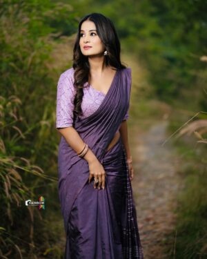 Anusha Rai Instagram - ಎಲ್ಲಾ ಸ್ನೇಹಿತರಿಗೆ, ಹಿರಿಯರಿಗೆ, ಗುರುಗಳಿಗೆ...
*ಮಕರ ಸಂಕ್ರಾಂತಿ ಹಬ್ಬದ ಹಾರ್ದಿಕ ಶುಭಾಶಯಗಳು* ಸಂಕ್ರಾಂತಿ ಎಲ್ಲರ ಕಷ್ಟಗಳನ್ನುದೂರವಾಗಿಸಲಿ, ಸುಖ , ಸಮೃದ್ಧಿಯ ಸುಗ್ಗಿ ಪ್ರತಿ ಮನೆ - ಮನ ತುಂಬಲಿ ನಿಮಗೆ ಮತ್ತು ನಿಮ್ಮ ಕುಟುಂಬದವರಿಗೆ ಸಂತೋಷ ನೆಮ್ಮದಿ ಹಾಗೂ ಸಕಲ ಐಶ್ವರ್ಯವನ್ನು ಕರುಣಿಸಲಿ,
ನವಚೈತನ್ಯವನ್ನು ತರಲೆಂದು 
ಪ್ರಾರ್ಥಿಸುತ್ತೇವೆ...
Happy Sankranthi to everyone 💐💐💐
Pc : @rainbow_photography_official 
Makeup : @deepikamakeupandhair 
Hair : @artistry_by_pushpa 
Outfit : @kalpanika_designer_studio 
#anushrai #sankranti #sankratispecial #2025 #pongal #happy #saree