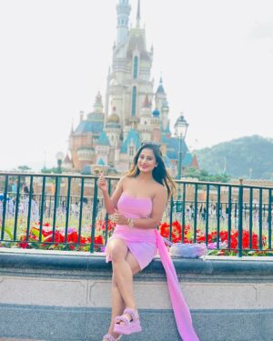 Anusha Rai Instagram - Disney land 🩵🩷
I love to be a kid babe 🌸
M not a party Gal
I enjoy more in this cute little things 🍬
.
.
Pc : @iampriyankaathimmesh 🌸😘
#anusharai #hongkong #disneylandhongkong #disneyland #girlstrip #girlstravel #china #sandalwood #pink #pinky #pinknails #kannada