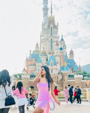 Anusha Rai Instagram - Disney land 🩵🩷
I love to be a kid babe 🌸
M not a party Gal
I enjoy more in this cute little things 🍬
.
.
Pc : @iampriyankaathimmesh 🌸😘
#anusharai #hongkong #disneylandhongkong #disneyland #girlstrip #girlstravel #china #sandalwood #pink #pinky #pinknails #kannada