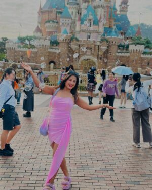 Anusha Rai Instagram - Disney land 🩵🩷
I love to be a kid babe 🌸
M not a party Gal
I enjoy more in this cute little things 🍬
.
.
Pc : @iampriyankaathimmesh 🌸😘
#anusharai #hongkong #disneylandhongkong #disneyland #girlstrip #girlstravel #china #sandalwood #pink #pinky #pinknails #kannada
