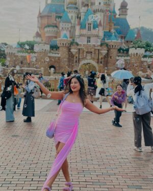 Anusha Rai Instagram - Disney land 🩵🩷
I love to be a kid babe 🌸
M not a party Gal
I enjoy more in this cute little things 🍬
.
.
Pc : @iampriyankaathimmesh 🌸😘
#anusharai #hongkong #disneylandhongkong #disneyland #girlstrip #girlstravel #china #sandalwood #pink #pinky #pinknails #kannada