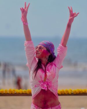 Aparna Dixit Instagram - Happy Holi 🤗🤗🤗
Meri taraf se aap sabhi koi Holi ki khoob sari shubhkamnaien
#anvikirasleela