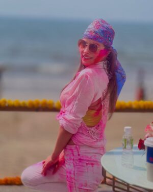 Aparna Dixit Instagram - Happy Holi 🤗🤗🤗
Meri taraf se aap sabhi koi Holi ki khoob sari shubhkamnaien
#anvikirasleela
