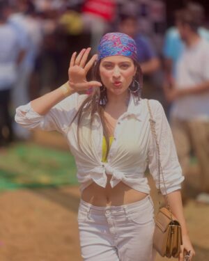 Aparna Dixit Instagram - Happy Holi 🤗🤗🤗
Meri taraf se aap sabhi koi Holi ki khoob sari shubhkamnaien
#anvikirasleela