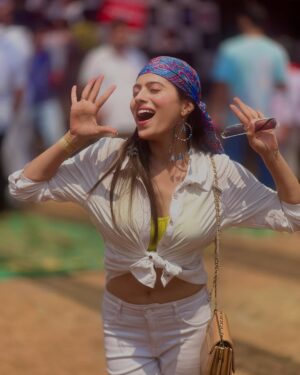 Aparna Dixit Instagram - Happy Holi 🤗🤗🤗
Meri taraf se aap sabhi koi Holi ki khoob sari shubhkamnaien
#anvikirasleela