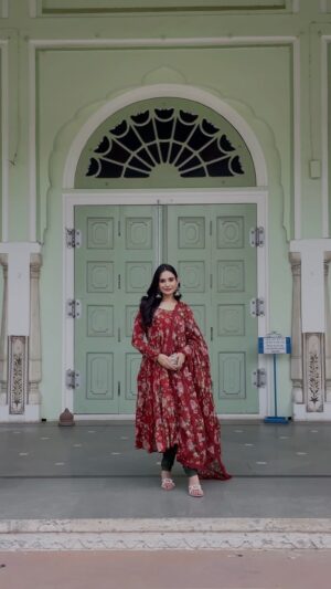Apoorva Sharma Instagram - Desi-core aesthetics ❤️✨

Wearing @jaipuriadaah 
👠 @fleur.footwear 
[ Indian outfits, suit set, fashion blogger, Jaipuriadaah]
#indianoutfit #indiansuit #indianwear #suitset #ethnicwear #indian #reelinstagram #reelitfeelit #trendingreels #trending