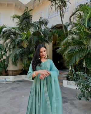 Apoorva Sharma Instagram - @iknaari_ has me covered for every kind of occasion 🤍💚