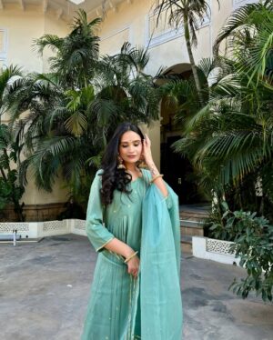 Apoorva Sharma Instagram - @iknaari_ has me covered for every kind of occasion 🤍💚