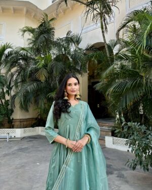 Apoorva Sharma Instagram - @iknaari_ has me covered for every kind of occasion 🤍💚
