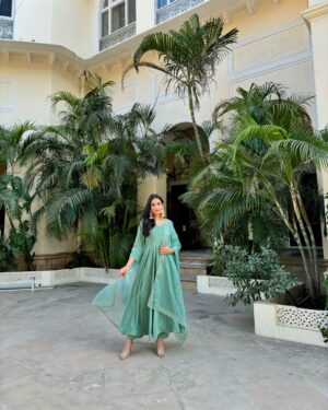 Apoorva Sharma Instagram - @iknaari_ has me covered for every kind of occasion 🤍💚