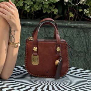 Apoorva Sharma Instagram - 🤎

Wearing @styleanny_in
Bag @hidesignhq