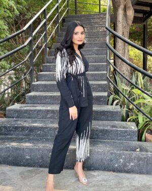 Apoorva Sharma Instagram - Okay ! Even idk that why am I looking so serious in some of these pictures 😬

Wearing @shopdorabi