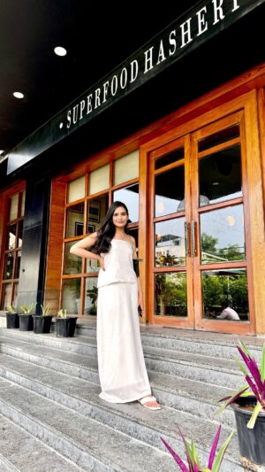 Apoorva Sharma Instagram - it’s a september feeling 🤍🕊️

Wearing @thescorleo
📍@ouzo_jaipur
#monochromatic#monochrome#whiteonwhite#reelinstagram#reelitfeelit#boi#reactionboi#fashionblogger#whiteoutfit