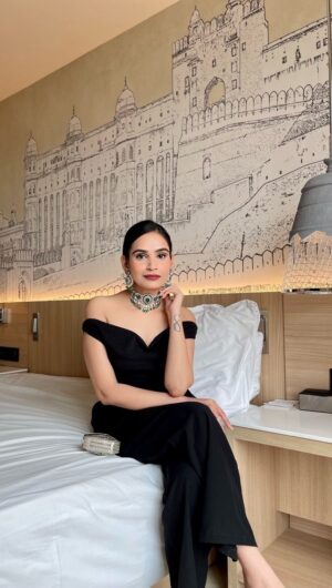 Apoorva Sharma Instagram - Lost in the mesmerizing depths of emerald ✨😻

After the Ambani wedding, emeralds are the new trendsetters! Discover the stunning fusion of Jaipur’s Polki and emeralds with Vinayka Jewellery’s exquisite diamond emerald choker set 💚 @vinaykajewelry 

📍@hyattplace.jaipur
#emerald#emeraldjewelry#jewelry#jewelsofinstagram#jewels#stylingvideo#jaipurjewellery#jewellery#diamonds#diamondjewelry#jewelrygram#lookoftheday#reelinstagram#trending#trendingreels#explore#jaipur#jaipurcity