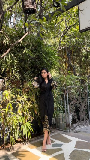 Apoorva Sharma Instagram - #GRWM ft. @wabisabistyl 🖤✨

#wabisabi#wabisabistyle#ootd#ootdfashion#blackdress