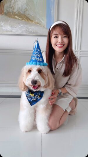 Apple Hong Instagram - 我的宝贝🐶四岁了！❤️愿你健健康康快快乐乐，胃口永远这么好😆😋今天Toby真的是笑口常开，因为特别多好吃的😄

Blessed Barkday to my forever baby boy 😘😘😘 @toby_maomao 

#foreverloved #mydog #mydogisfamily #faithful #mamaboy