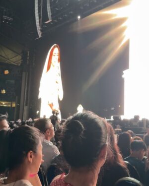 Apple Hong Instagram - 昨晚沉浸在邓紫棋的演唱会中，被她满满的正能量深深感染。她不仅用音乐传递力量，更以她的生命见证上帝的爱，温暖人心。小小的身躯蕴藏着无穷的力量，她的每一首歌都充满生命气息，给予人希望与勇气。 🎶✨❤️

@gem0816 ❤️😇❤️

I was immersed in @gem0816 G.E.M I Am Gloria concert last night and was deeply infected by her full of positive energy. She not only uses music to transmit power, but also uses life to witness God’s love and warm people‘s hearts. Her small body harbours infinite power, and each of her songs is full of life, giving people hope and courage. 🎶✨❤️

#邓紫棋 #启示录 #iamgloriaworldtour #revelation