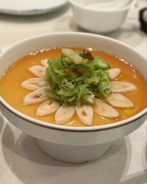 Apple Hong Instagram - 嗨，又见香港，美食、好友，真情❤️

#香港 #九记 #红伶饭店 #永 #一乐烧鹅 
#hongkong #hongkongharbour #hongkongfood