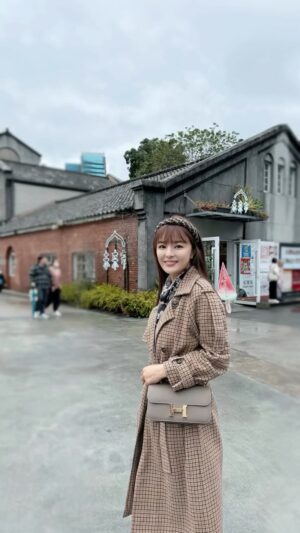 Apple Hong Instagram - 这次来台北好开心呀！恰好遇到Snoopy快闪店就在#華山1914文化創意產業園區 😍马上从熟女变回大女孩😜 还有当然必须本地美食探店和Cafe hopping。 这次因为在朋友家第一次品尝艺伎咖啡Geisha coffee，非常喜欢。 所以搜到酒店附近有一家挺有名的咖啡店，刚好也有，所以决定再试试，是light roasted的，香味清雅味道柔和细腻有着淡淡果香味豪不酸涩。但是，我有被台币600一杯咖啡吓到一下下😅差不多是新币25咧！比我在双月吃的晚饭贵双倍！🤪 果然是咖啡之巅☕️

另外，真的让我有幸看到人肉版的挂满包包的搪胶娃娃！😆 非常敬佩！我顶多只好意思在包包上挂俩个娃🤣🤣🤣

还有还有！朋友竟然在阳明山上建了自己的私人牛奶温泉屋！♨️🧖🏻‍♀️泡了皮肤滑溜溜哒🥰

I’m so happy to be in Taipei this time! I happened to come across a Snoopy pop-up store right at #Huashan1914CreativePark 😍 Instantly transformed from a mature woman back into a young girl 😜 Of course, I had to explore the local food scene and go cafe hopping.

This time, I had my first taste of Geisha coffee at a friend’s place and absolutely loved it. So, I found a well-known coffee shop near my hotel that also had it and decided to give it another try. It was light roasted, with a delicate and refined aroma, smooth and mild taste, and a subtle fruity fragrance without any  overpowering acidity. But…I was a little shocked by the price—NT$600 per cup 😅 That’s about S$25! Twice the price of my dinner at Shuang Yue! 🤪 Truly the pinnacle of coffee ☕️

Also, I was lucky enough to witness a real-life version of a vinyl doll covered in bags! 😆 Much respect! At most, I’d only dare to hang two little dolls on my bag 🤣🤣🤣

And one more thing! My friend actually built a private milk hot spring house on Yangmingshan! ♨️🧖🏻‍♀️ After soaking in it, my skin felt so silky smooth! 🥰

#GeishaCoffee #ShuangYue #ZhongQingShangHang #Snoopy #TaipeiFood #BibGourmand #BibGourmandTaipei #hotsprings 
#艺伎咖啡 #双月 #忠青商行 #史努比 #泡温泉