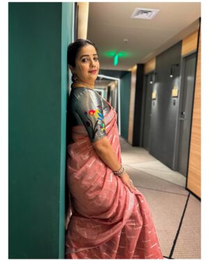 Apurva Nemlekar Instagram - .
महिला दिनाच्या हार्दिक शुभेच्छा! 🪷

मी एक स्त्री आहे याचा मला अभिमान वाटतो—साडी नेसणे, चांदीची दागिने घालणे, केस नीटसंवारणे, मेकअप करणे आणि माझ्या स्त्रीत्त्वाचा आनंद घेणे, हे सगळं मला खूप आवडतं. दरवेळी मी साडी नेसते, तेव्हा मला लहानपणीचे दिवस आठवतात—माझी आई, जी सरकारी अधिकारी होती, ती किती आत्मविश्वासाने तयार होत असे. तिच्या साडीची एकदम परफेक्ट पिनअप स्टाईल, तिच्या स्टार्च केलेल्या सुरेख कॉटन साड्या—एकही सुरकुती नाही—हे सर्व तिच्या शिस्तबद्ध आणि ताकदवान व्यक्तिमत्त्वाचे प्रतिबिंब होते. आजही, मी साडी नेसताना त्या आठवणींशी जोडली जाते आणि तिच्या शिकवणी, मूल्ये आणि नैतिकता मी माझ्यासोबत घेऊन चालते.

अभिनेत्री म्हणून माझ्या शरीरावर नेहमीच टीका केली जाते—माझ्या अभिनयावर नाही, तर माझ्या शरीराच्या आकारावर. मला अनेकदा ‘ओव्हरसाईझड,’ ‘जाड,’ किंवा ‘कर्वी’ असे म्हटले जाते—जणू सौंदर्य केवळ एका विशिष्ट शरीररचनेतच बसते. सौंदर्याची तुलना केली जाते, एखाद्या ठरवलेल्या चौकटीत मला बसवण्याचा प्रयत्न केला जातो. लोक मला खाली खेचतात, पण मी हार मानत नाही. मी परिपूर्ण होण्यासाठी प्रयत्न करत राहते—पण समाजाच्या कल्पनांप्रमाणे नाही, तर माझ्या स्वतःच्या निकषांवर. मी माझी ओळख स्वतः ठरवते. माझ्या शरीरावर, माझ्या कलागुणांवर आणि आत्मविश्वासावर मला पूर्ण विश्वास आहे, कोणाच्याही कल्पनेतील आदर्श शरीरयष्टीत बसण्याची मला गरज नाही. प्रत्येक स्त्रीला बॉडी शेमिंग सहन करावे लागते, पण तिची किंमत वजनाच्या काट्याने किंवा दुसऱ्यांच्या मतांनी ठरत नाही.

एक स्त्री ही एकाच वेळी कोमल आणि ताकदवान असते—ती जगाचा भार आपल्या खांद्यावर उचलते, पण तरीही आत्मसन्मानाने पुढे चालत राहते. संकटांना एकटी सामोरी जाते, पण तिचा आत्मा कधीच कमकुवत होत नाही. समाज तिला परखतो, पण ती अजून जास्त चमकते, स्वतःची नवी वाट तयार करते.

या महिला दिनी, प्रत्येक स्त्रीचा उत्सव साजरा करूया, जी आपली भावना स्वीकारते, पण त्याचवेळी ताकदीने उभी राहते. आपण सर्व जणी एकमेकींना प्रेरणा देत, सोबत उभ्या राहत आणि स्वतःच्या वेगळ्या प्रकाशात झळाळत राहूया.

सर्व स्त्रियांना महिला दिनाच्या खूप खूप शुभेच्छा!
.
Saree & jewellery - @apoorvacollections.in 
MUA - me 💃
Pc - @supriyanemlekar 
.
#apurvanemlekar #HappyWomensDay #ladyofwords #apurvanemlekarfans #ProudToBeAWoman #WomenOfStrength#BreakingStereotypes #ConfidenceIsBeauty #MyBodyMyRules #SheShines
#UnstoppableWoman #RedefiningBeauty
#EmpoweredWomenEmpowerWomen
#OwnYourStory #WomenInPower