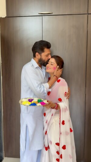 Archana Gupta Instagram - Rang, pyaar, aur khushiyon ki barsaat! ❤️💛💙 Holi is more fun when love is in the air and colors are all around! #RangBarse #HoliHai #AmArLove #Happyholi #traditional #festivalofcolours #Love #Couplegoals #foreverblessed